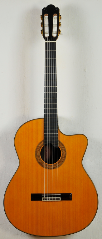 Guitarras Calliope. Kingsize Concert Guitar. Modelo Jodcho Stephan with Cutaway. Cedar. Photo © Guitarras Calliope