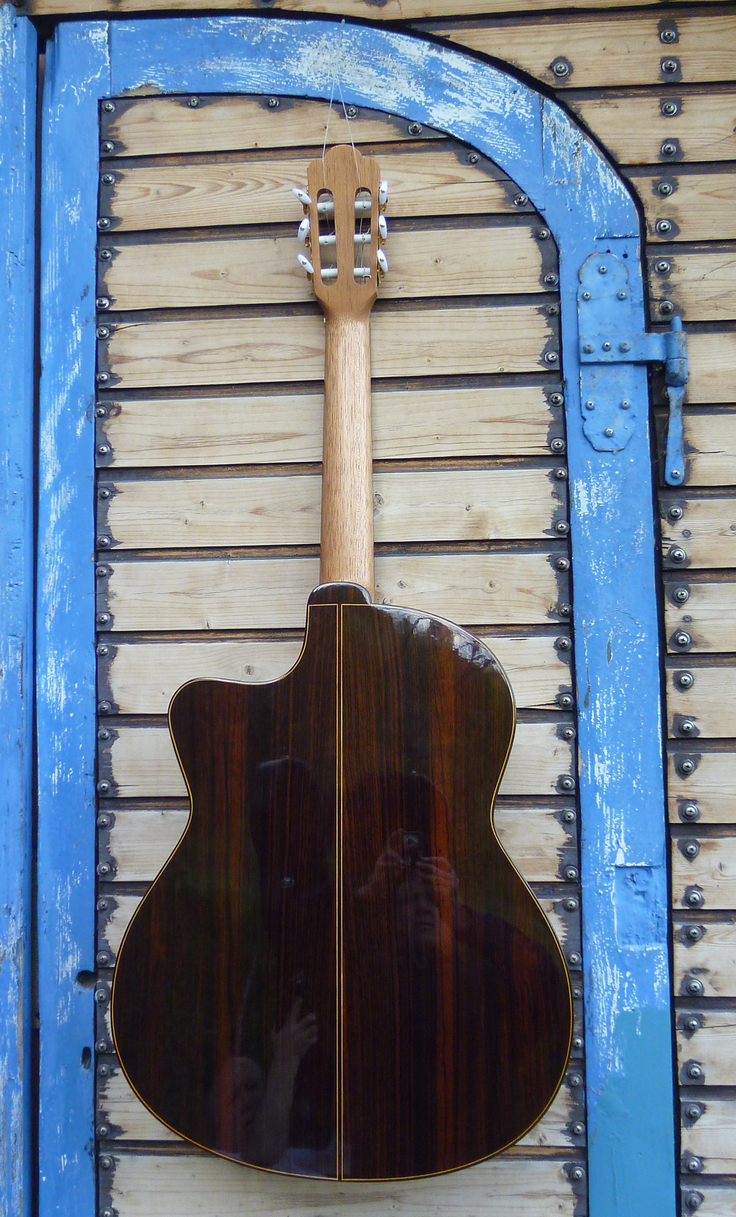 Guitarras Calliope. Kingsize Concert Guitar. Modelo Jodcho Stephan with Cutaway. Cedar. Photo © Guitarras Calliope