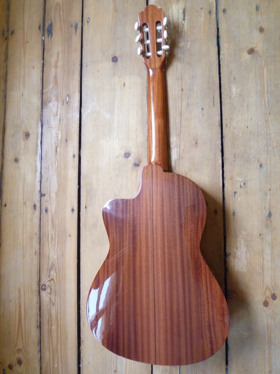 Concertguitar. Modelo "El Sur- Cutaway"  (Guitarras Calliope), Zeder. Cedar. Photo © UK