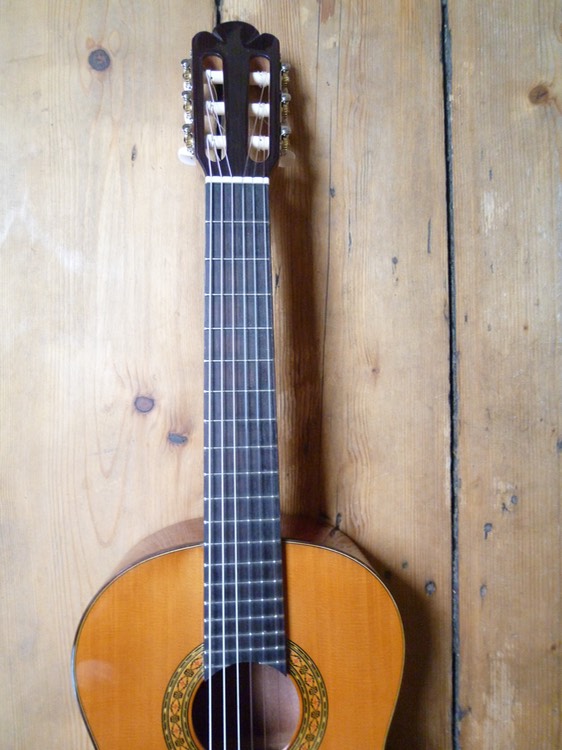 53.Fichte. Kinderkonzertgitarre. Children Concertguitar. "Modelo Linus"(Guitarras Calliope), Cedar. Photo © UK