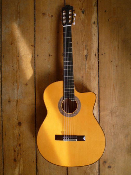 Kingsize Concertguitar Modelo Orfeo Flamenca Blanca (Guitarras Calliope) Photo © UK