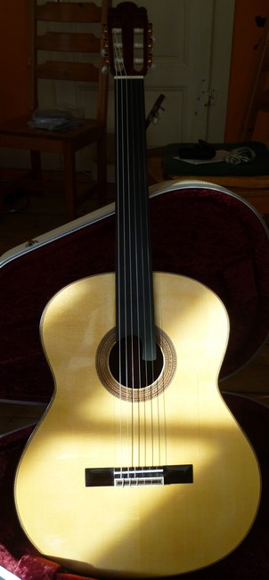 Modelo Orfeo Meistergitarre fretless. Luthier. Photo © UK