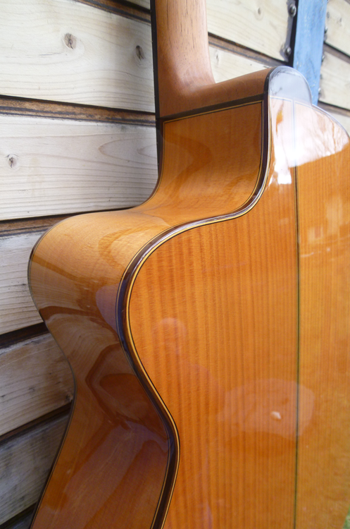 Kingsize Concertguitar Modelo Orfeo Flamenca Blanca  (Guitarras Calliope) Photo © UK